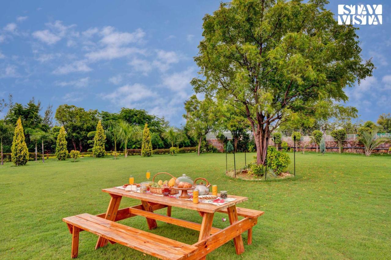 Stayvista At Idyllic Farmhouse - A Glasshouse With Outdoor Pool คูร์เคาน์ ภายนอก รูปภาพ
